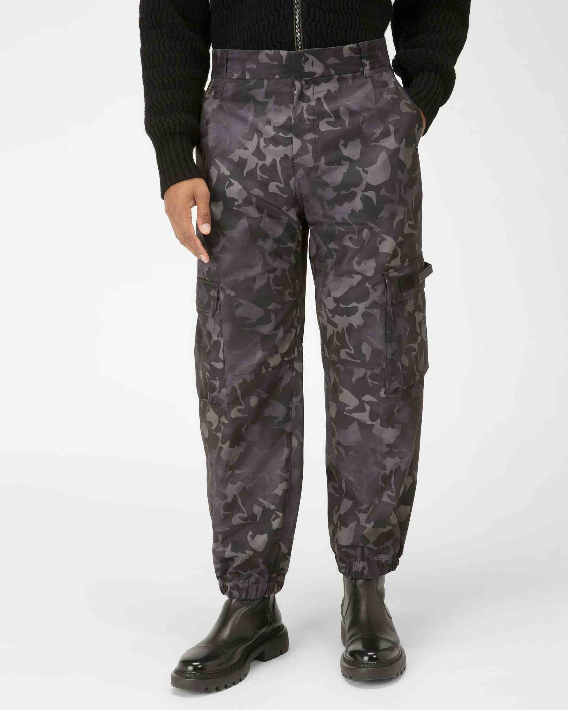 Pantaloni Cargo Camouflage In Poliestere Riciclato Nero - Uomo - Bally