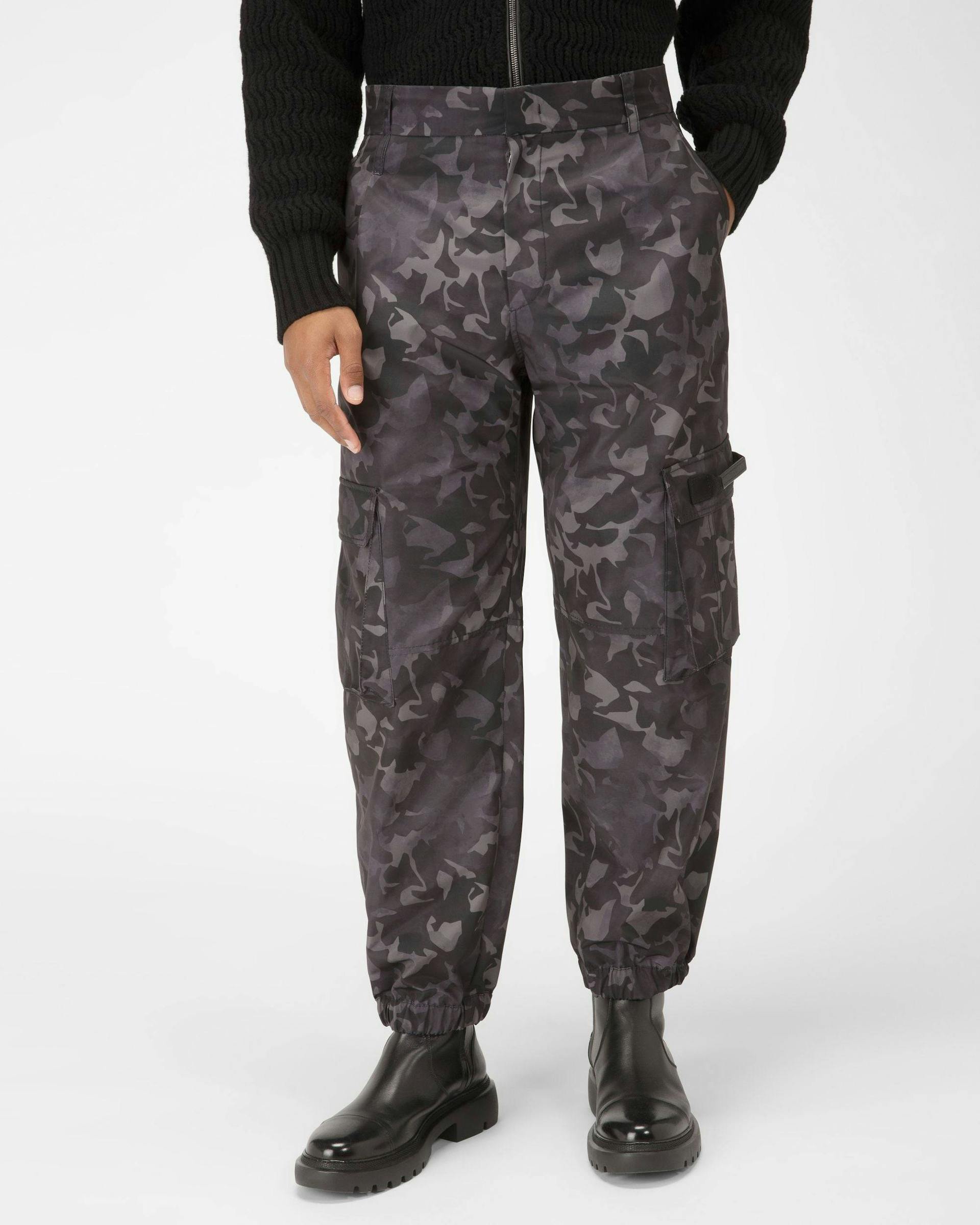 Pantaloni Cargo Camouflage In Poliestere Riciclato Nero - Uomo - Bally - 01