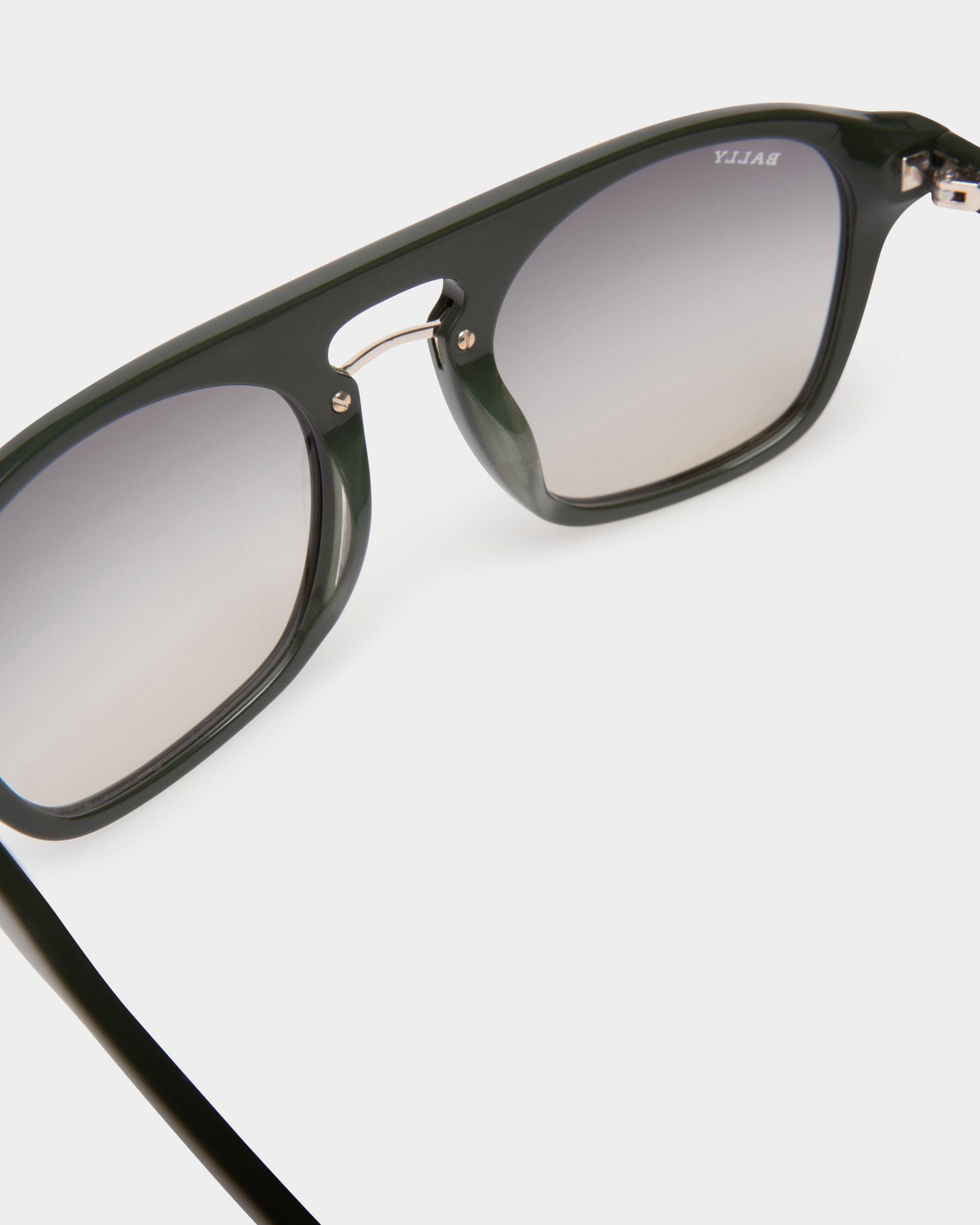 Metropole Occhiali Da Sole In Acetato Verde Scuro Lucido Con Lenti Sfumate Grigio Fumo - Uomo - Bally - 02