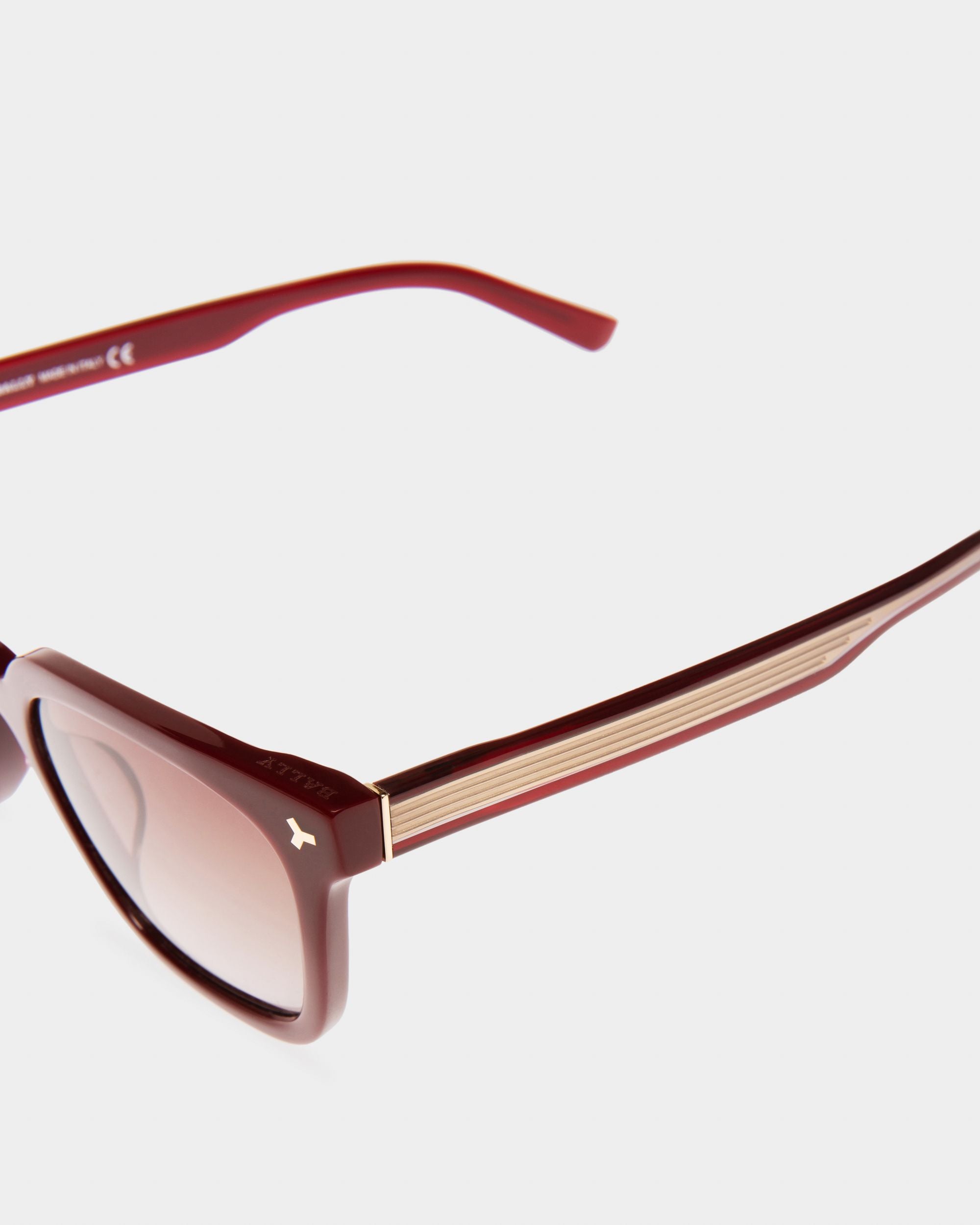 Occhiali Da Sole Eben In Acetato Bordeaux Lucido Con Lenti Rosse Sfumate - Uomo - Bally - 02