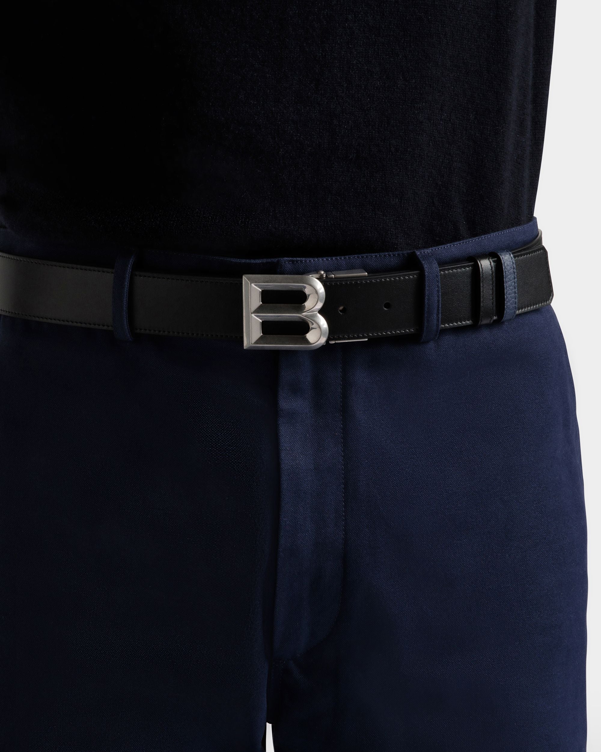 Cintura B Bold 35 mm Regolabile E Reversibile In Pelle Nera E Blu Marino - Uomo - Bally - 03