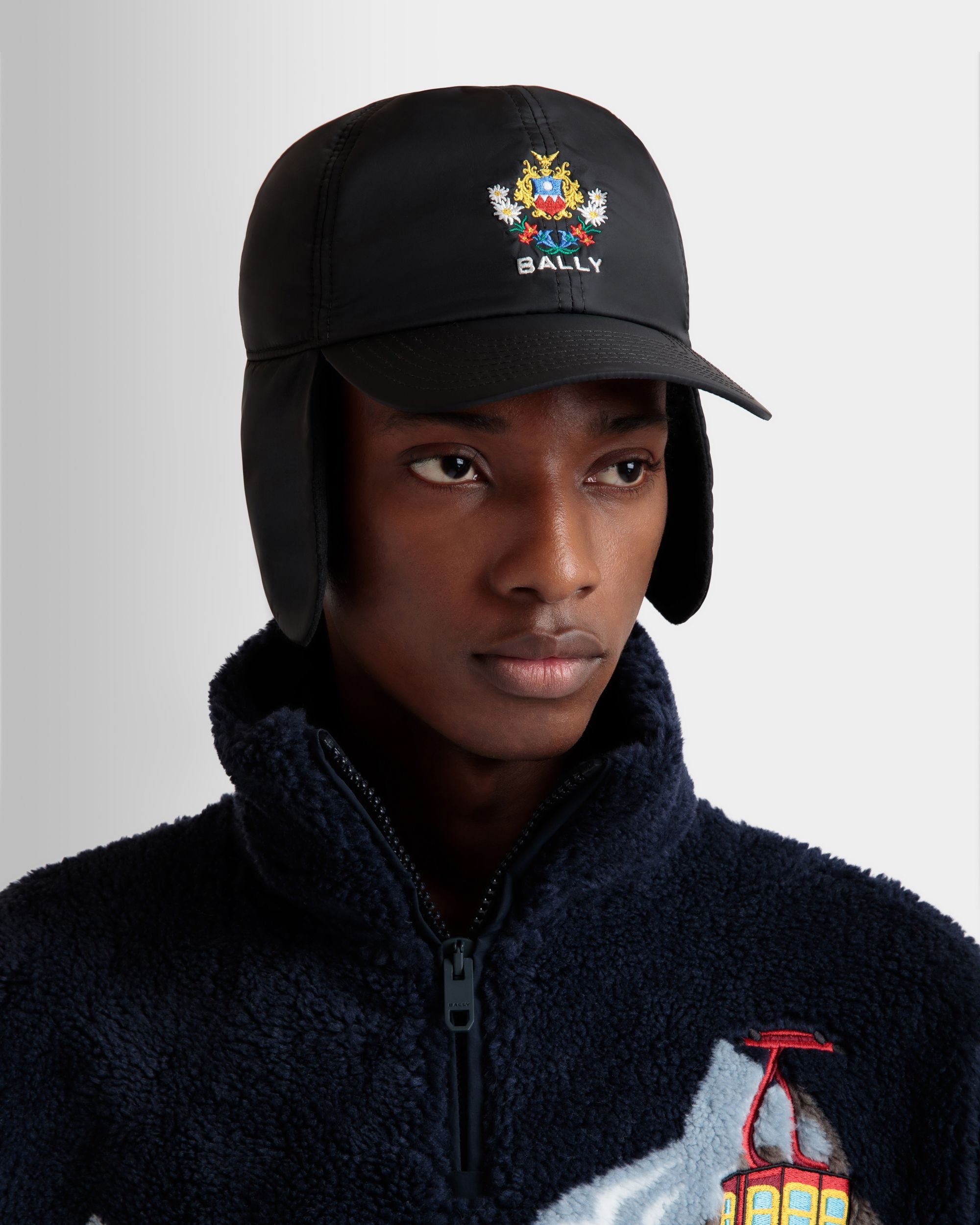 Cappello Aviator Winter Capsule In Nylon Riciclato Nero Con Ricamo Alpine Flowers - Uomo - Bally - 03