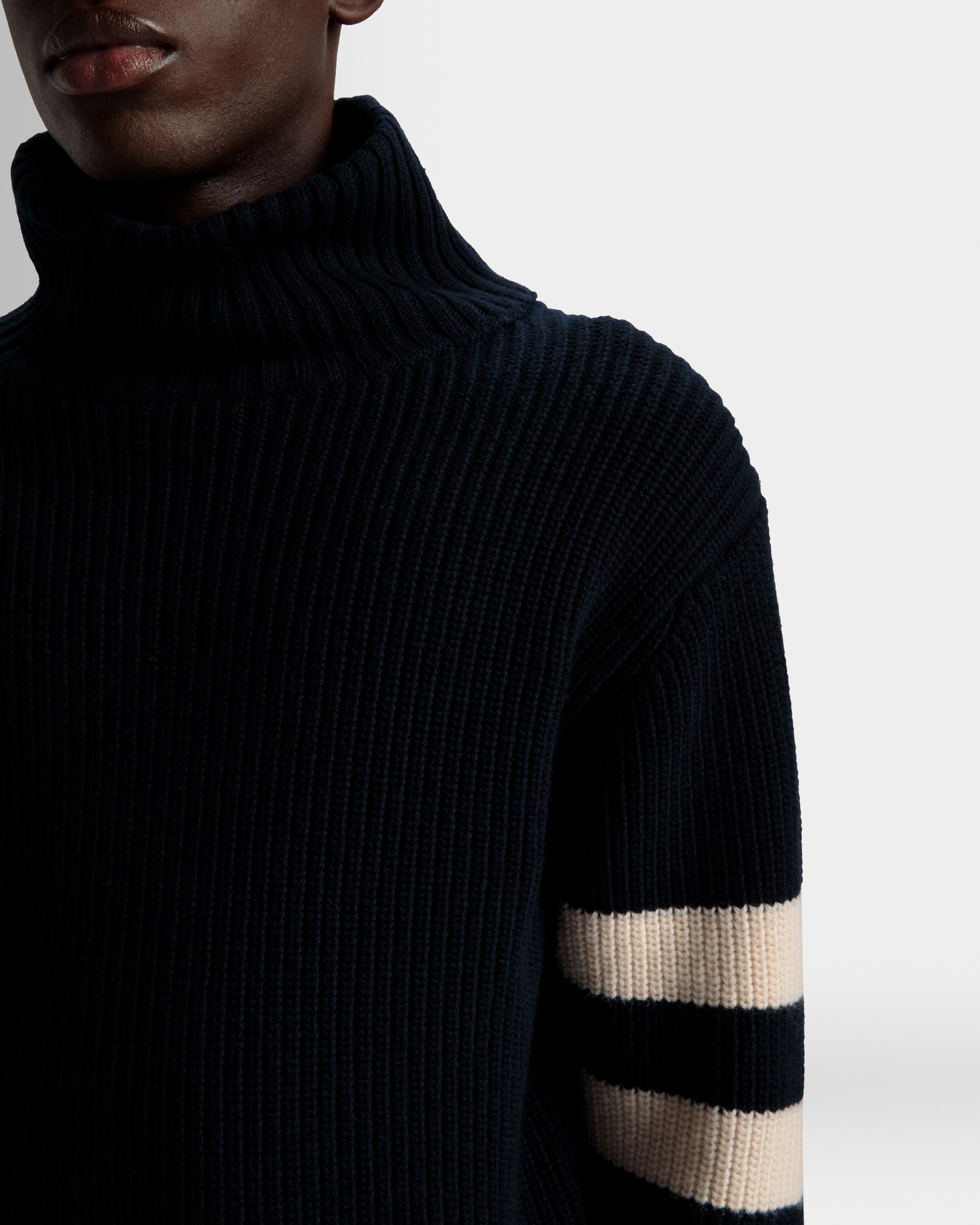Maglione A Collo Alto In Lana Avorio E Color Inchiostro - Uomo - Bally - 04