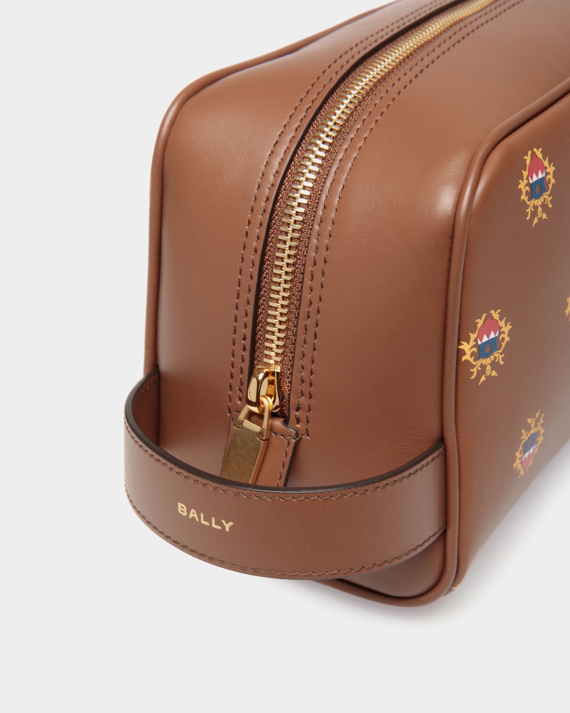 Beauty Case Easy Bally In Pelle Marrone Con Stemma Bally Crest Stampato - Uomo - Bally - 05