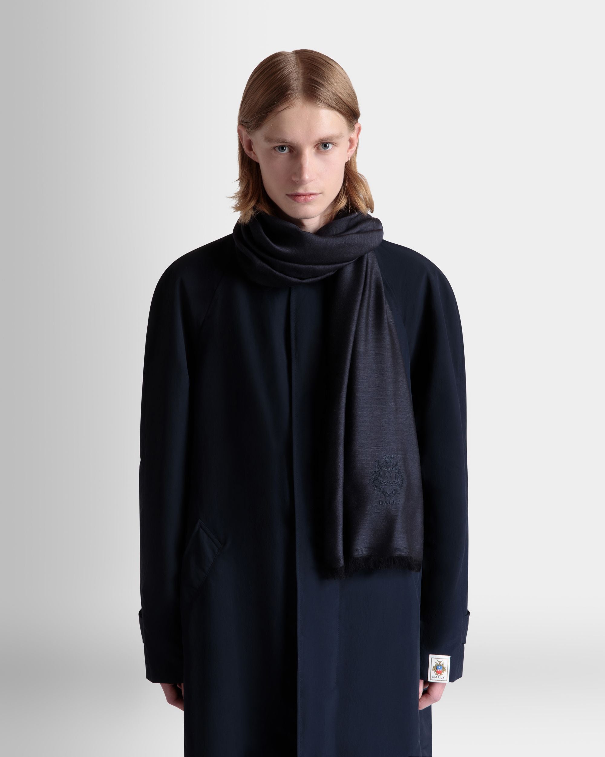 Sciarpa In Seta E Cashmere Navy Blue Con Stemma Bally Crest - Uomo - Bally - 02