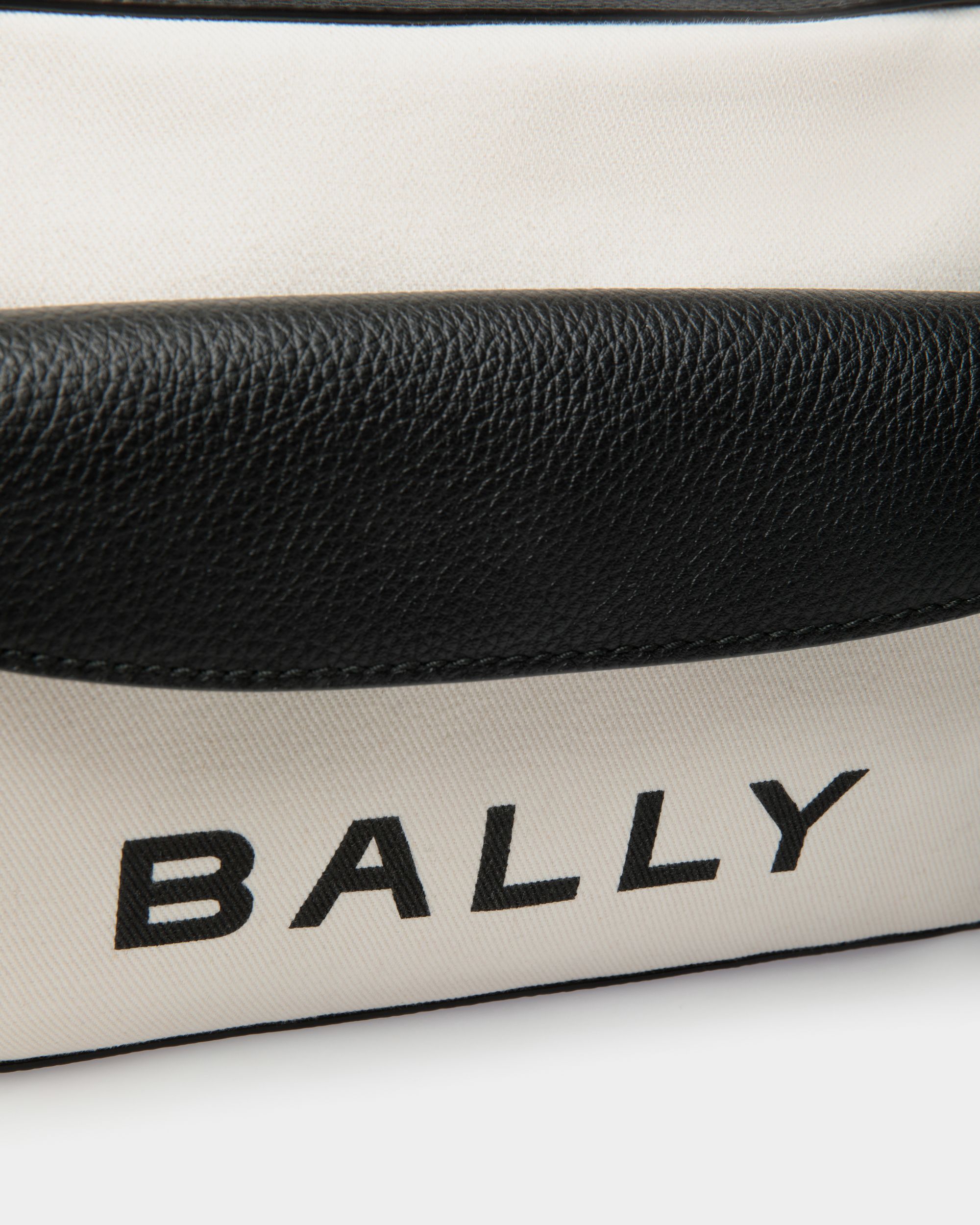 Borsa A Tracolla Bar In Tessuto Bianco E Pelle Nera - Donna - Bally - 05