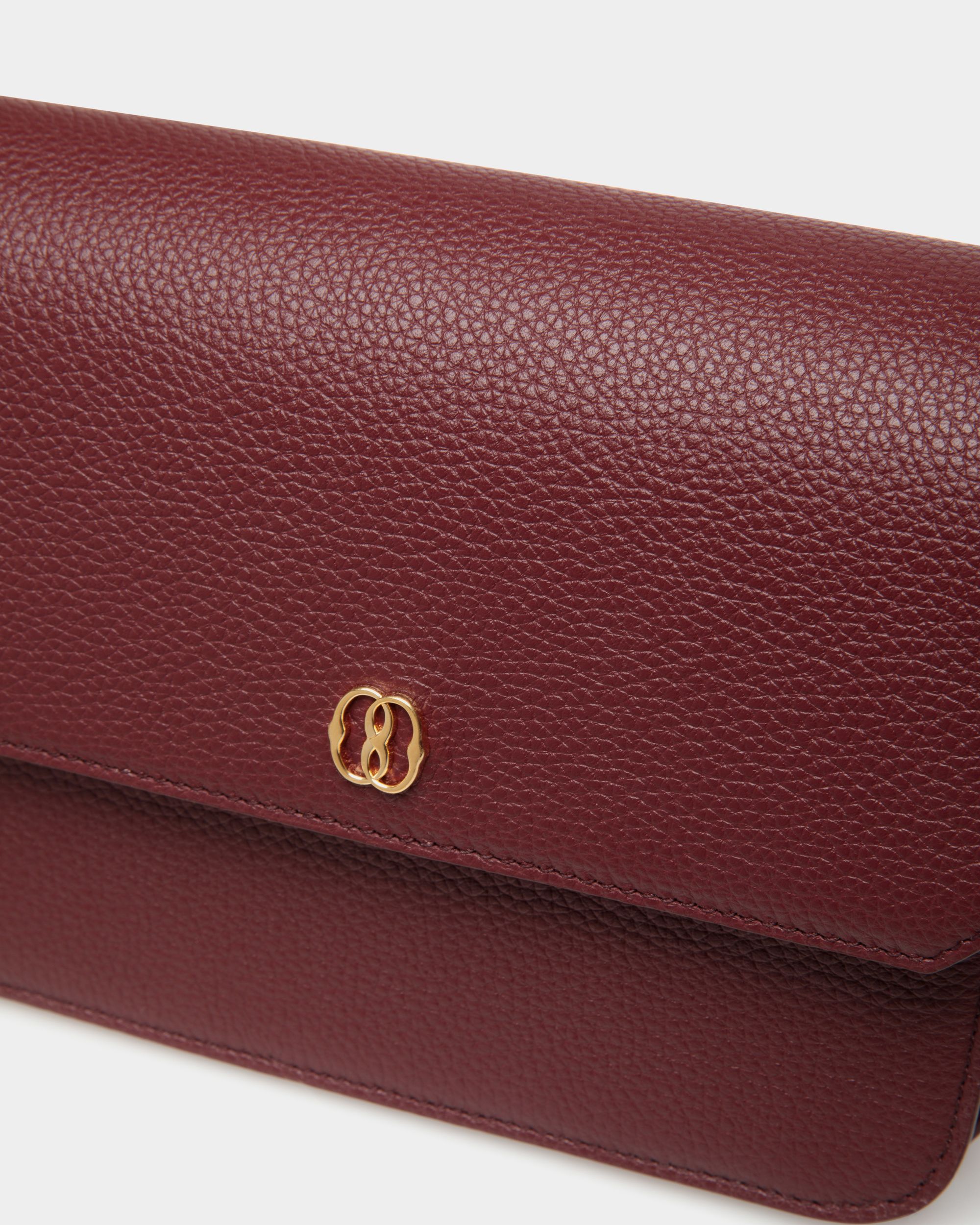 Borsa A Tracolla Piccola Emblem In Pelle Granata Andorra - Donna - Bally - 05