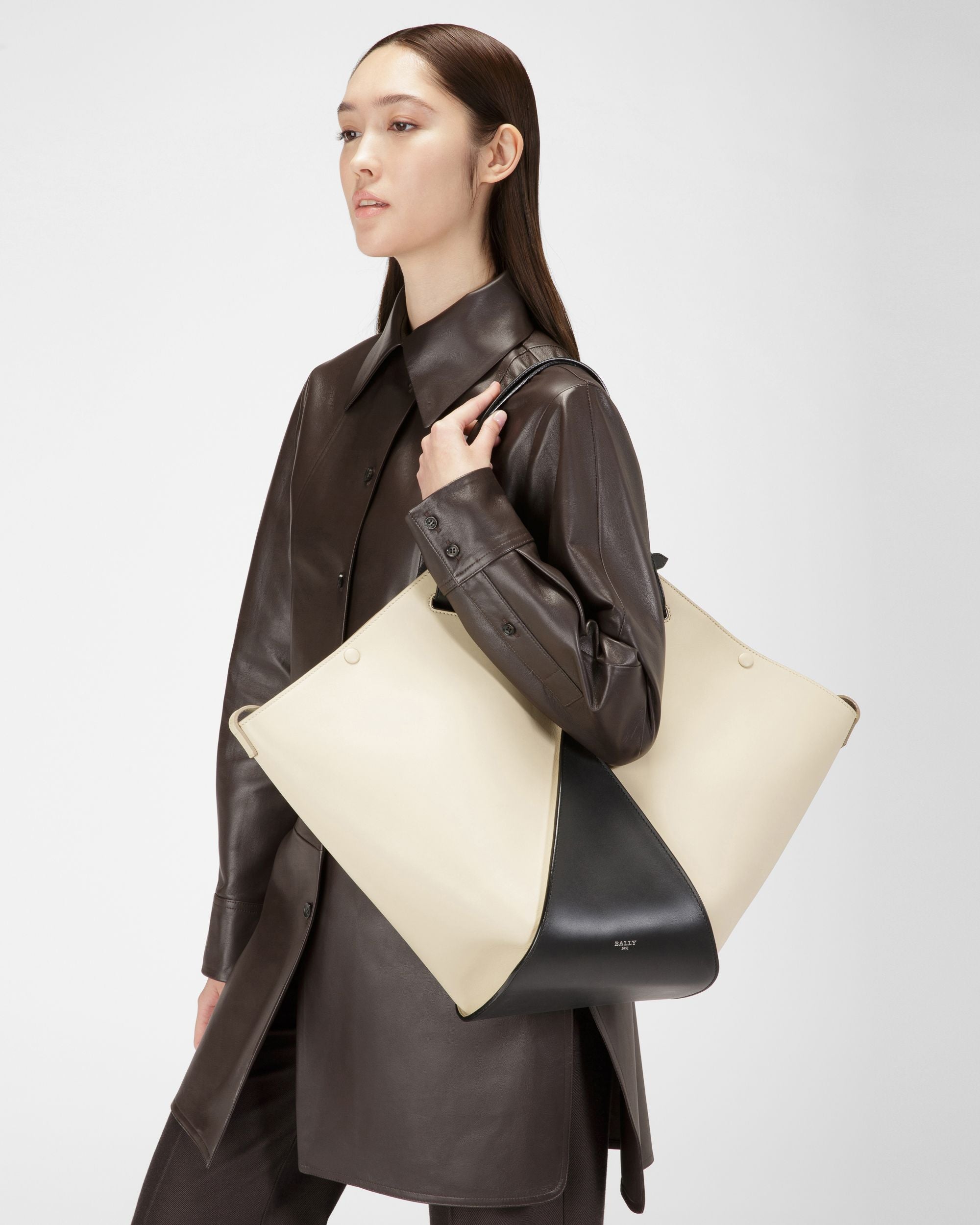 Ahria Tote Bag In Pelle Beige Chiaro E Nero - Donna - Bally - 02