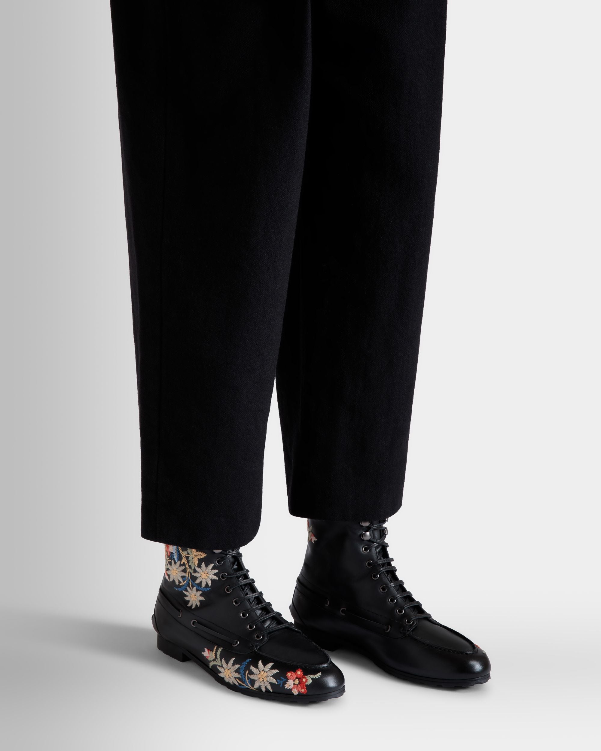 Stivaletto Winter Capsule In Pelle Nera Con Ricamo Alpine Flowers - Donna - Bally - 02
