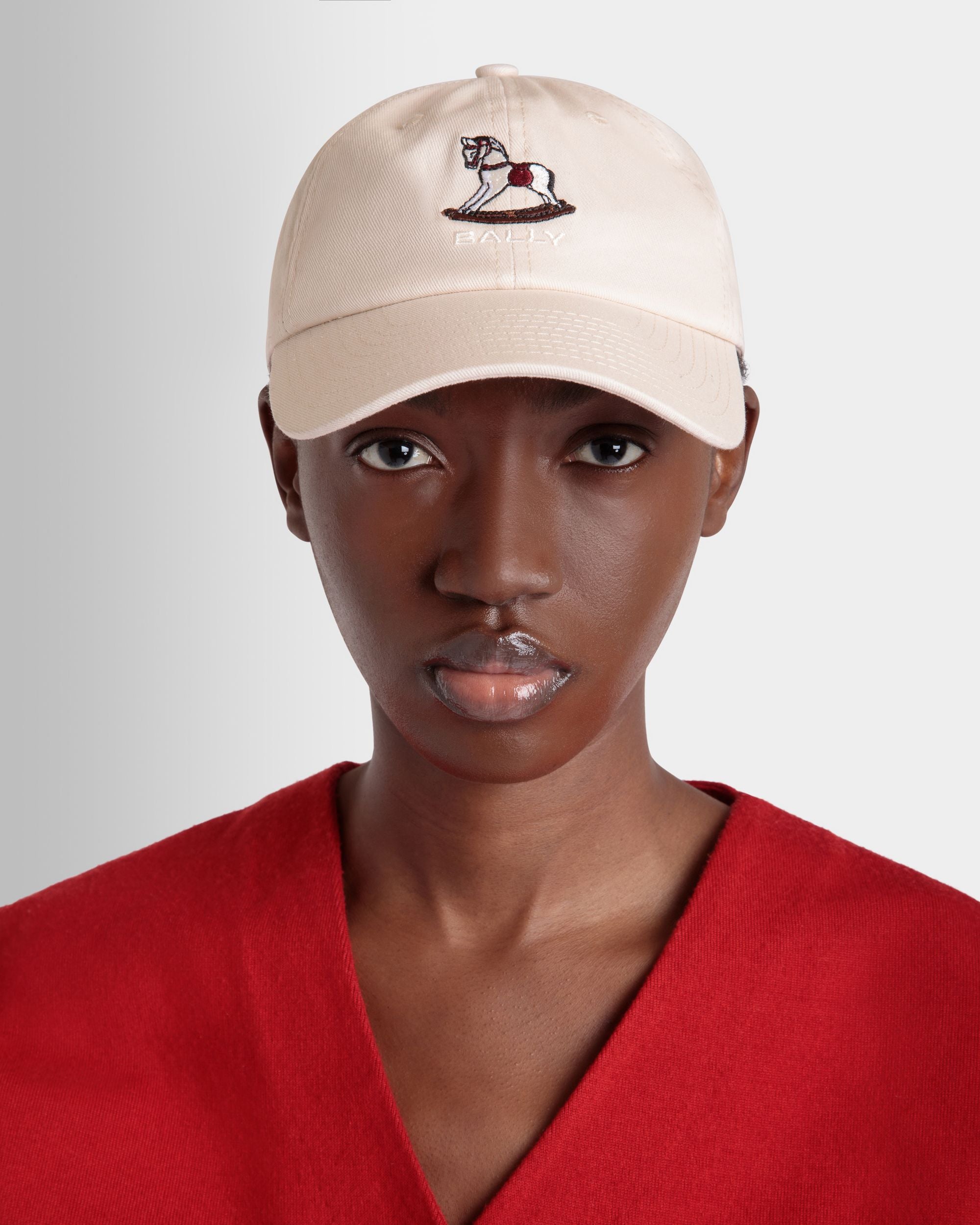 Cappellino In Cotone Color Avorio Con Ricamo Rocking Horse Di Beni Bischof - Donna - Bally - 02