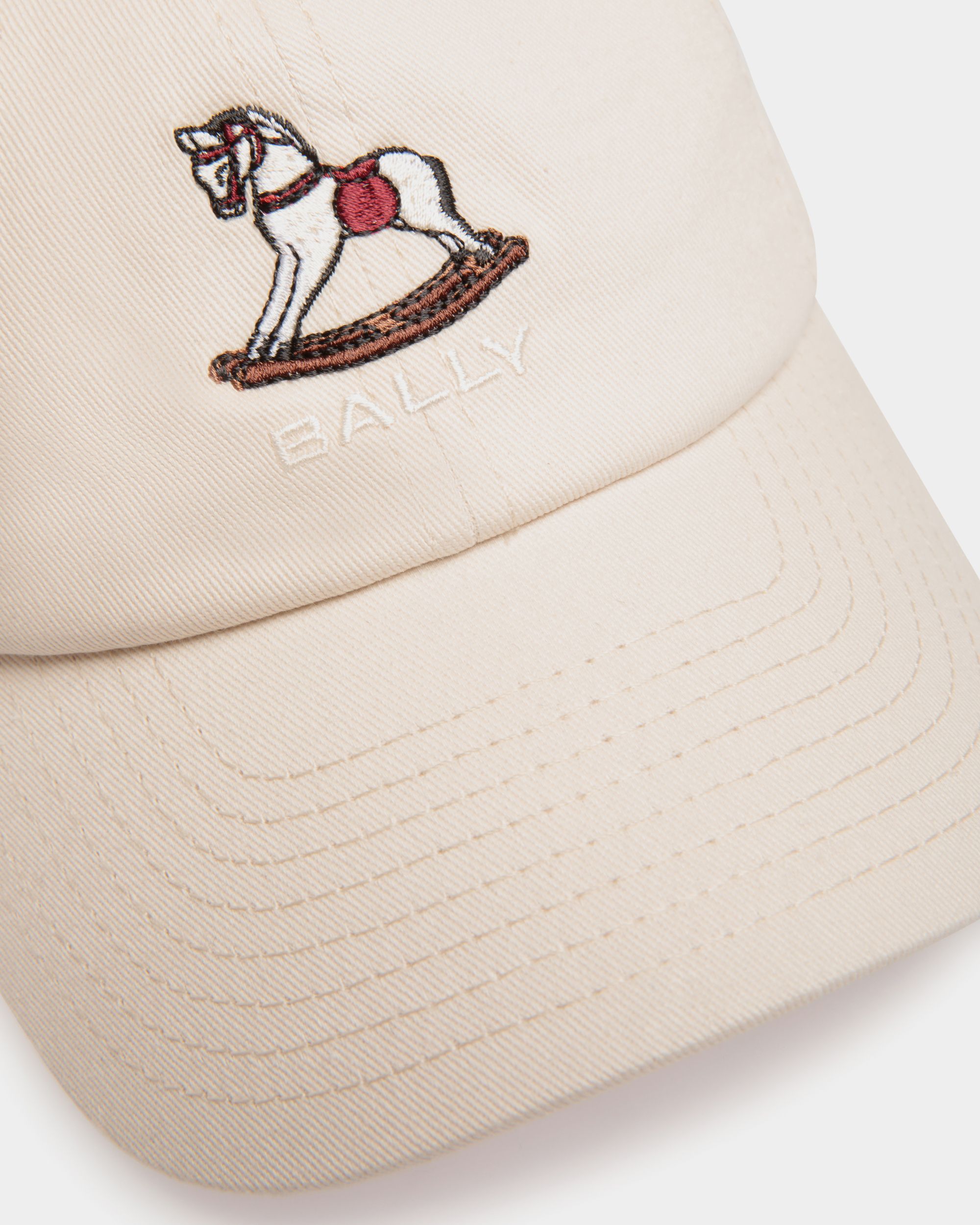 Cappellino In Cotone Color Avorio Con Ricamo Rocking Horse Di Beni Bischof - Donna - Bally - 04