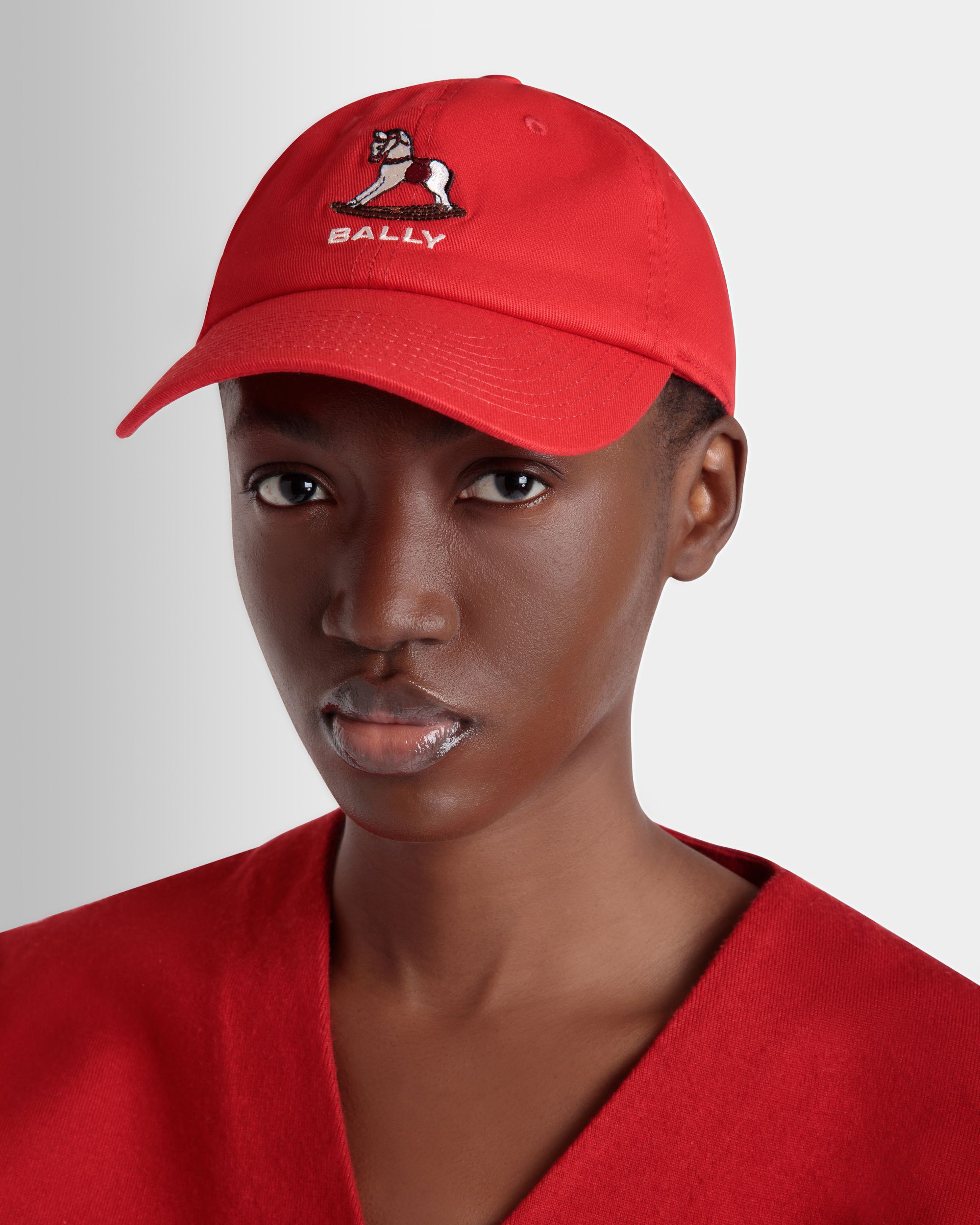 Cappellino In Cotone Rosso Con Ricamo Rocking Horse Di Beni Bischof - Donna - Bally - 02