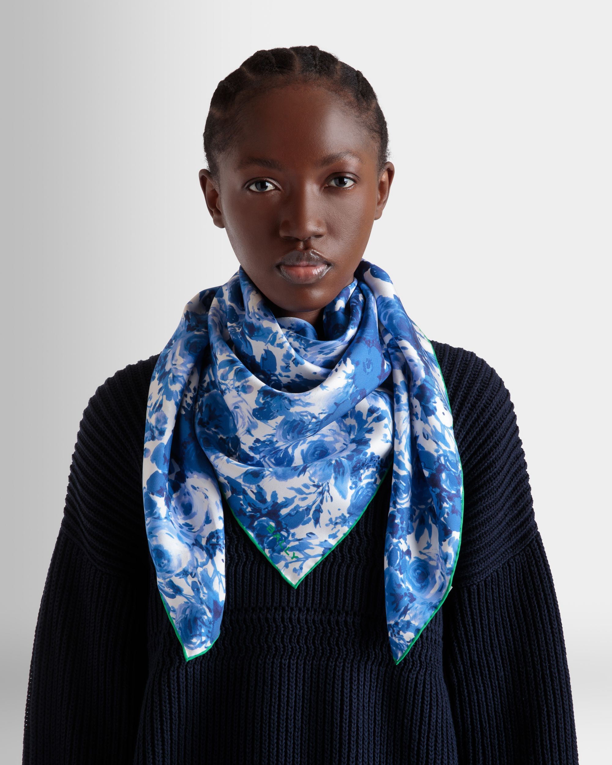 Foulard In Seta Blu Con Stampa Rosengarten - Donna - Bally - 02